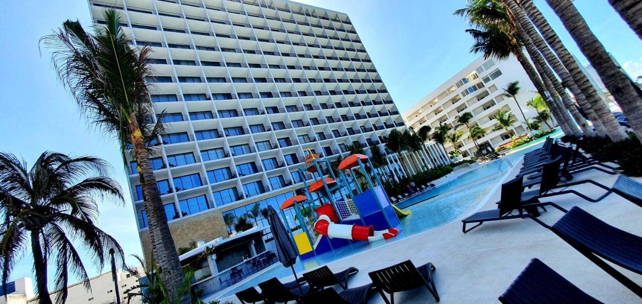 Viaggio Resort Mazatlán Buitenkant foto The hotel's pool